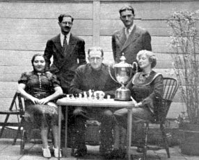 El equipo de USA con la Copa. Marshall sentado y detrs Kashdan y Horowitz.